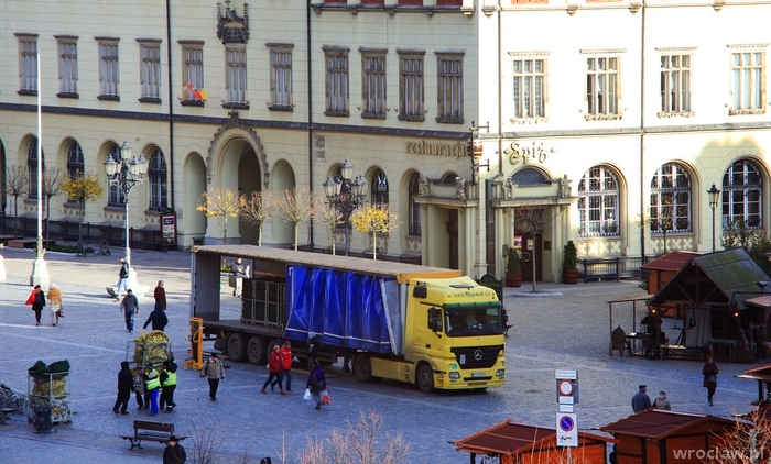 Choinka wjechała już do Rynku