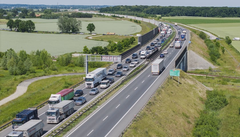 Samochody w korku na AOW, zdjęcie ilustracyjne