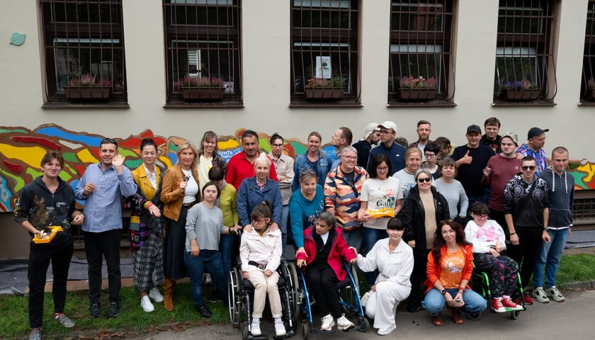 <p>Uczestnicy spotkania, podczas kt&oacute;rego malowano mural solidarności</p>