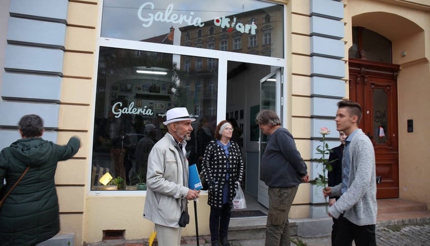 <p>Zenon Dębowski przy Galerii OK.ART</p>