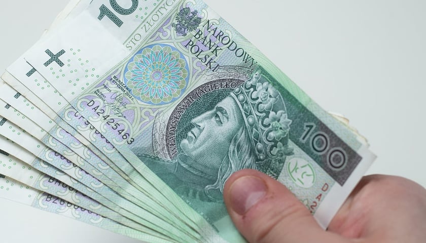 Banknoty stuzłotowe, zdjęcie ilustracyjne