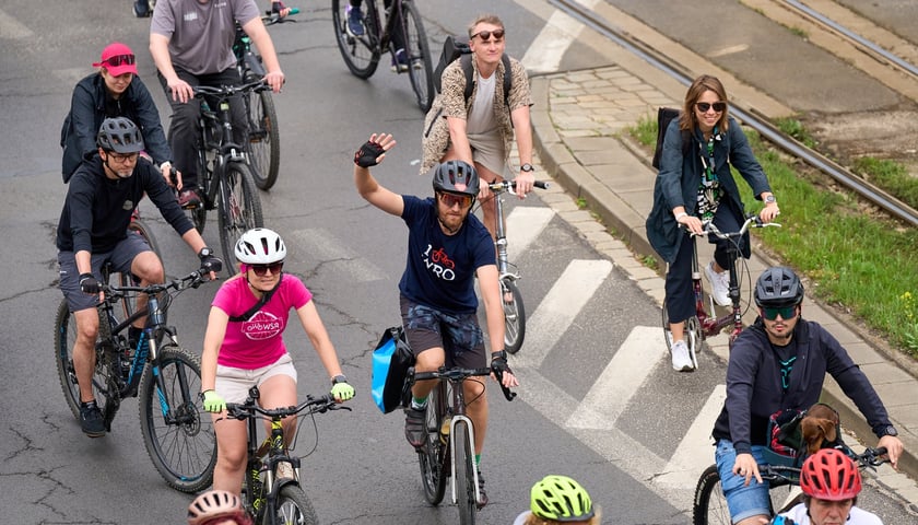 Przejazd rowerzystów przez miasto. Zdjęcie ilustracyjne