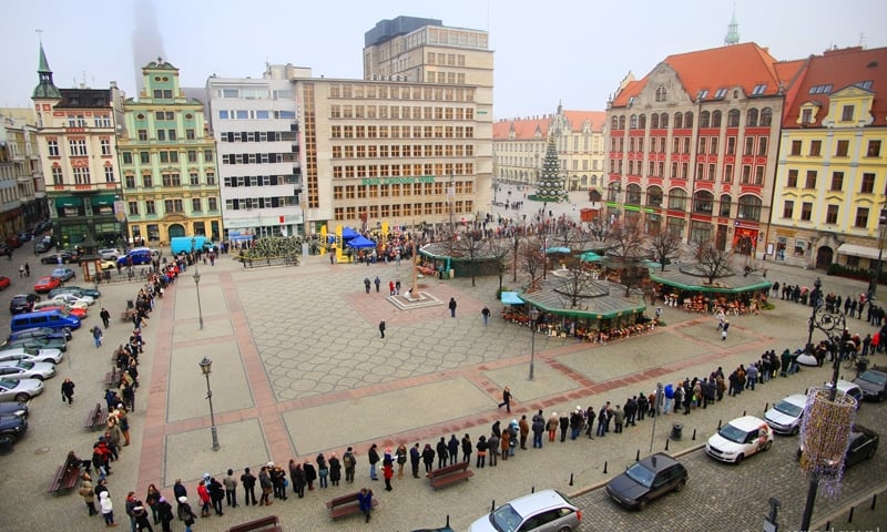 Za czym kolejka ta stoi?