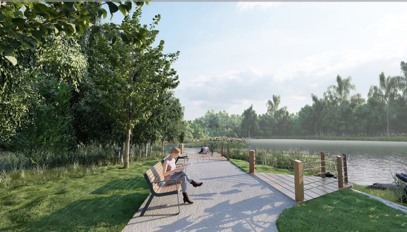 Ścieżka z ławkami nad brzegiem stawu, na jednej z nich siedzi kobieta i czyta. W oddali na drugim brzegu drzewa. Wizualizacja parku kieszonkowego nad stawem przy ul. Karpnickiej na osiedlu Pracze Odrzańskie.