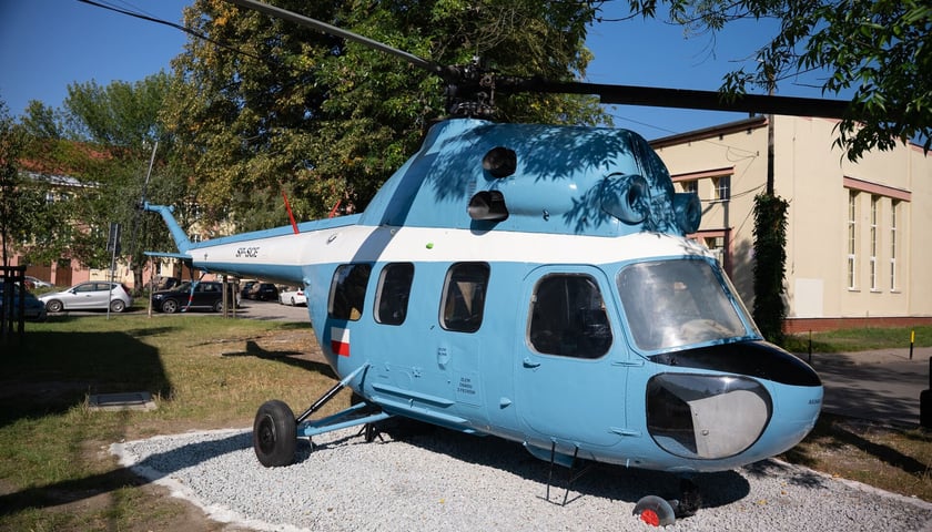 Wyremontowany śmigłowiec Mi-2 na podwórku Lotniczych Zakładów Naukowych we Wrocławiu