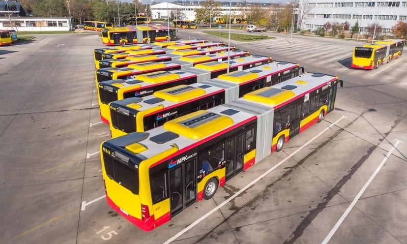 Autobusy MPK Wrocław na parkingu, zdjęcie ilustracyjne 
