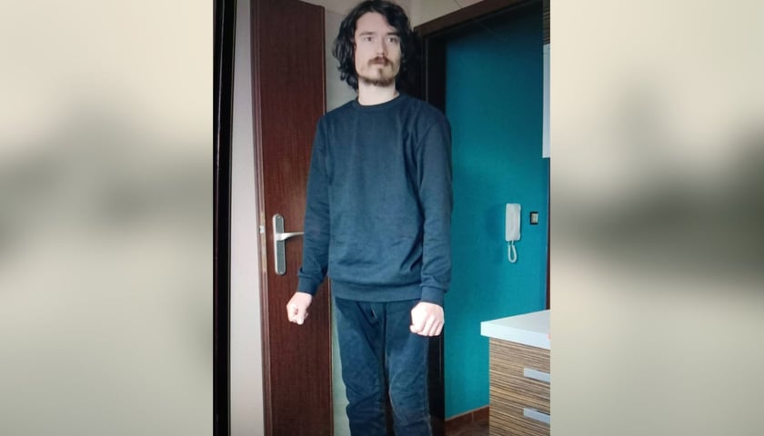 Mężczyzna, w tle drzwi. Mirosław Podgórski, 27-latek z Wrocławia