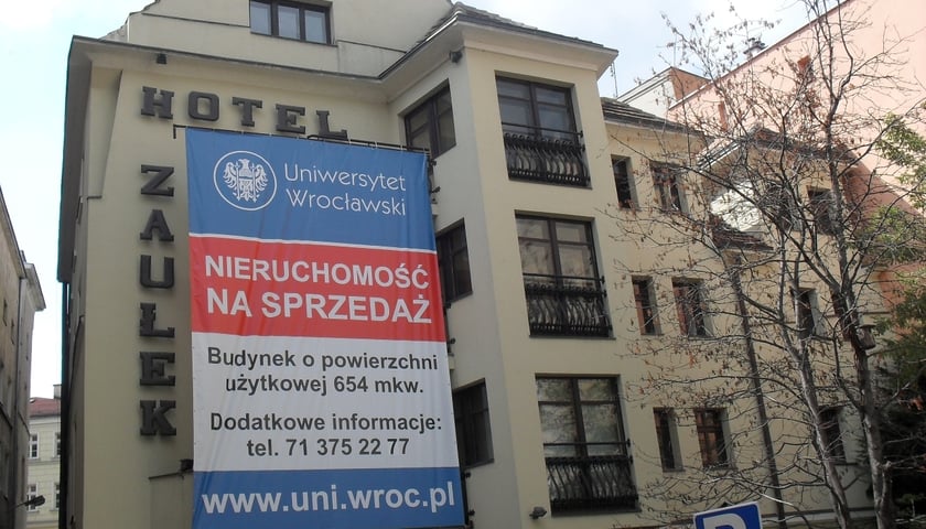 Uniwersytet sprzedał dwie działki i szkołę