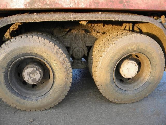 Ciężarówki brudzą drogi