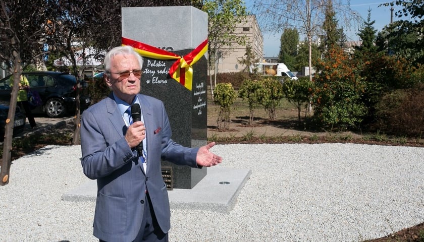 <p>Bogdan Safader podczas odsłonięcia pomnika ELWRO 17 września 2015 roku.</p>