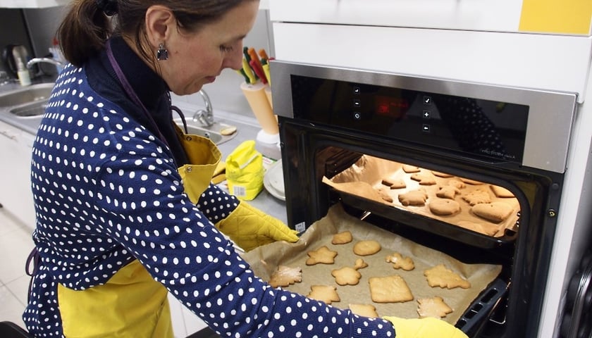 Dzieci lepiły pierniki na wigilijny stół