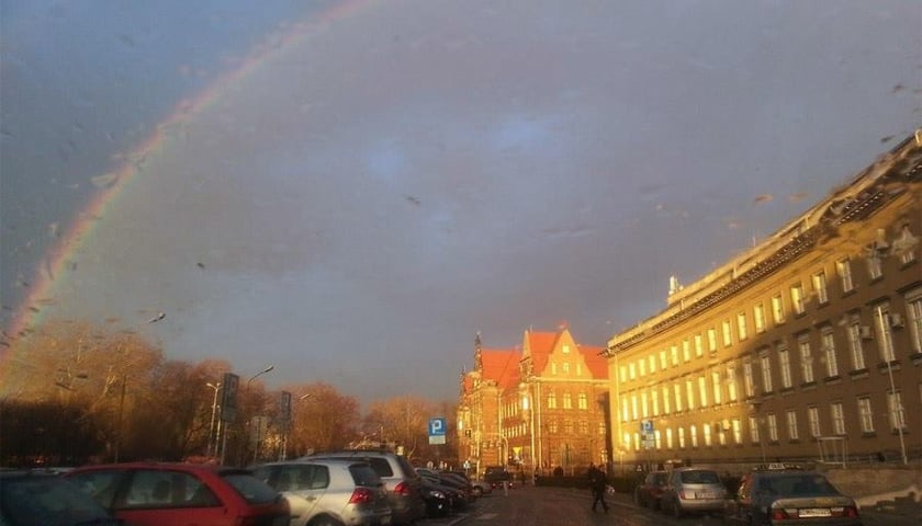 Przedwigilijna tęcza urzekła wrocławian