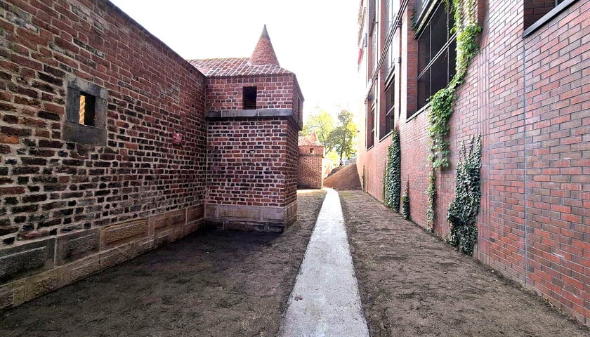 Mury obronne z czerwonej cegły. Basteja Hioba po zakończonej renowacji