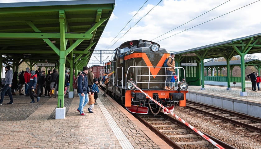 Wystawa zabytkowego taboru na stacji Wrocław Leśnica. Zdjęcie archiwalne, wykonane 17 marca 2024.