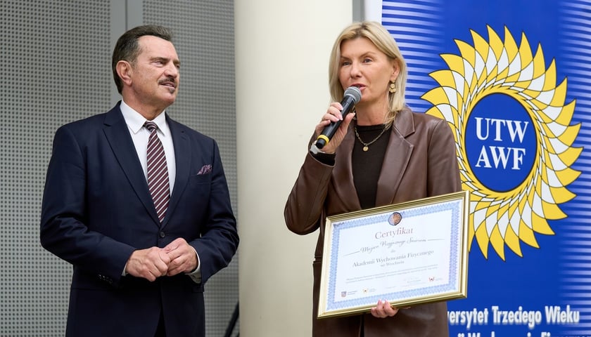 Renata Granowska, wiceprezydent Wrocławia wręczyła Certyfikat „Miejsca Przyjaznego Seniorom”. Rektor AWF Wrocław, dr hab. Tadeusz Stefaniak, prof. AWF.