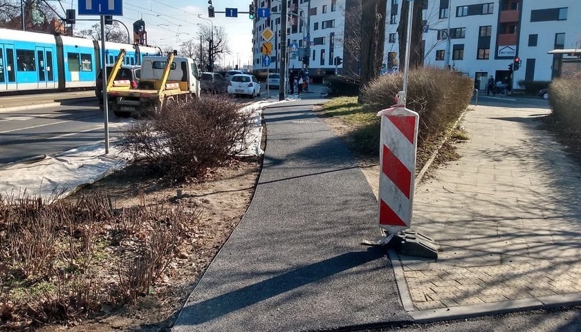Fragment trasy rowerowej wzdłuż ul. Hubskiej podczas budowy w 2022 r.