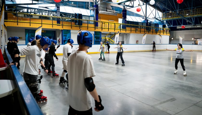 Uczniowie i trenerki podczas zajęć na rolkach