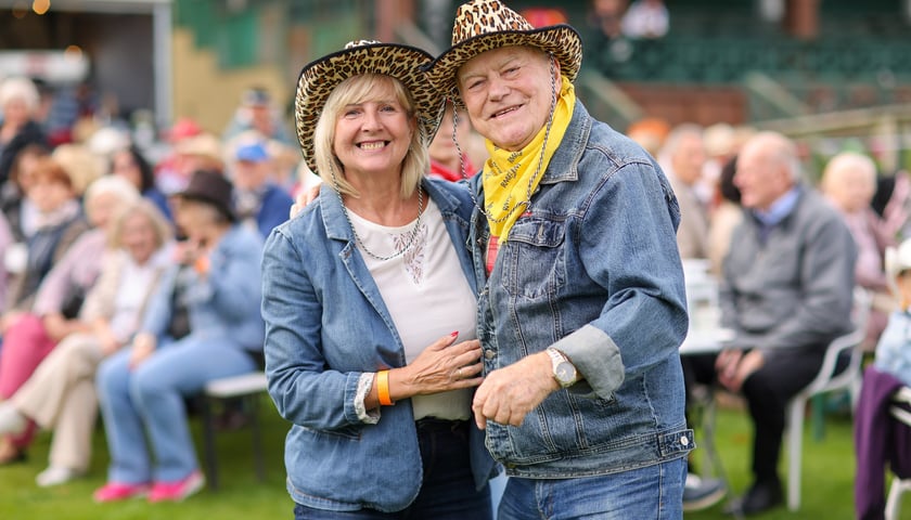 Kobieta i mężczyzna w kowbojskich strojach i kapeluszach - uśmiechnięci uczestnicy potańcówki na Partynicach