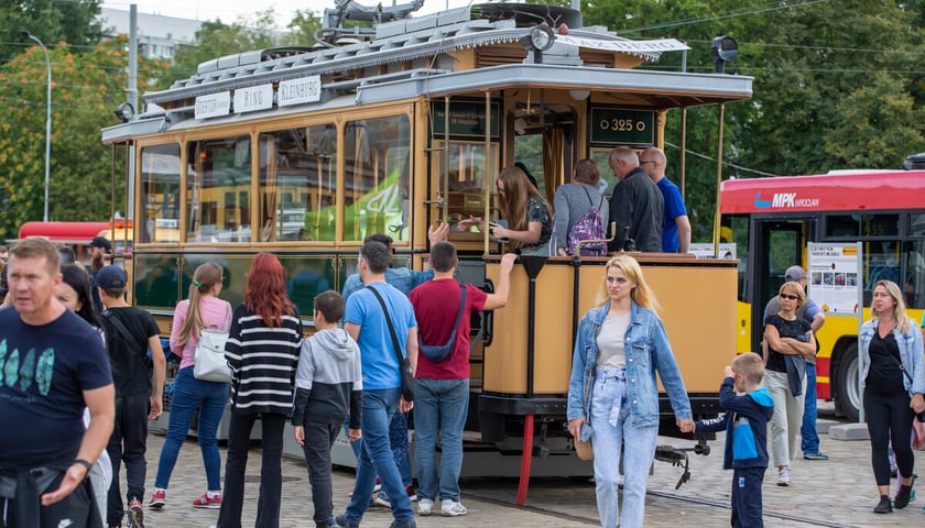 <p>Tramwaj Maximum. Dzień Otwarty w zajezdni Popowice, zdjęcie archiwalne</p>
