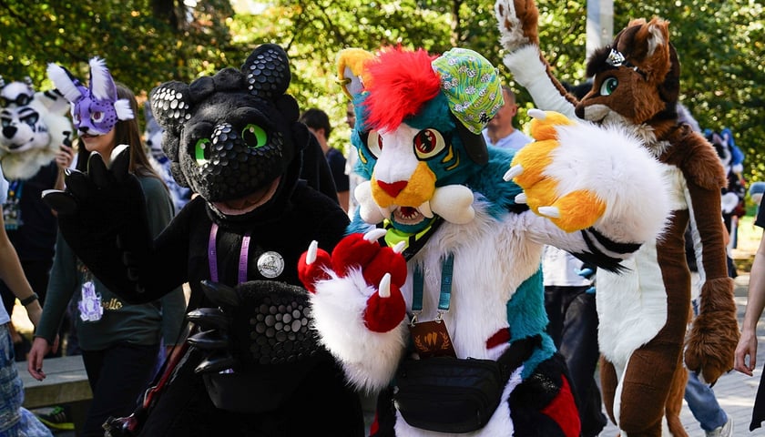 Dwie osoby ubrane w kostiumy i maski