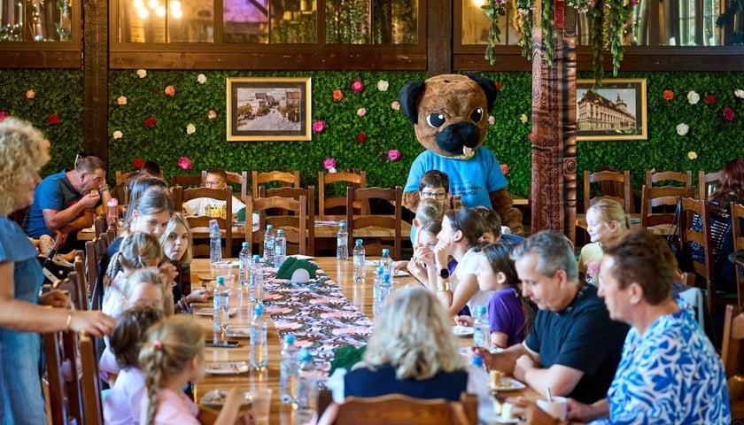 Rodziny z dziećmi przy stole w restauracji Letniej Zoo Wrocław