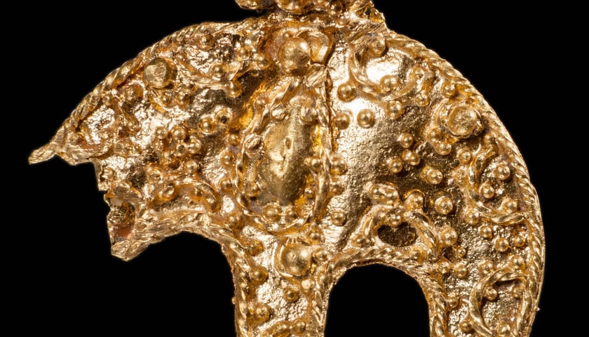 Złota lunula w Muzeum Archeologicznym