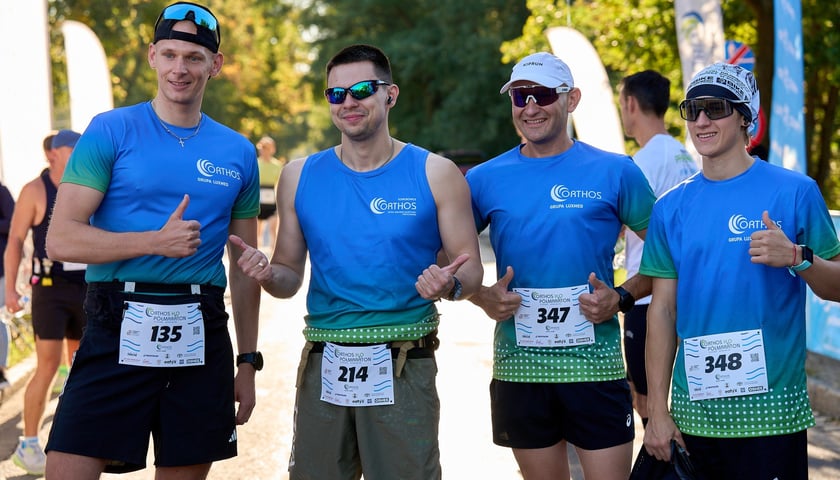 Czterech zawodników w niebieskich koszulkach