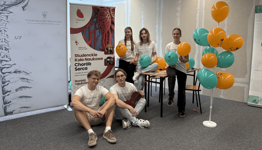 Grupa studentów przy swoim stoisku podczas targów