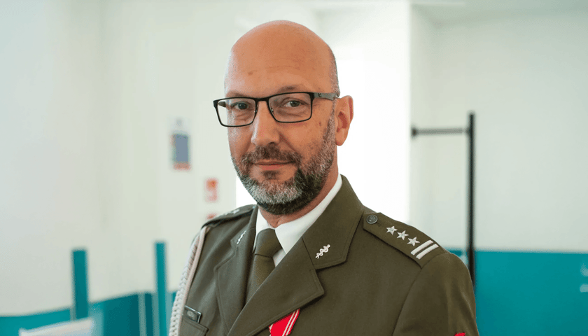 Pułkownik lekarz Mariusz Kiszka. Na zdjęciu mężczyzna w mundurze wojskowym