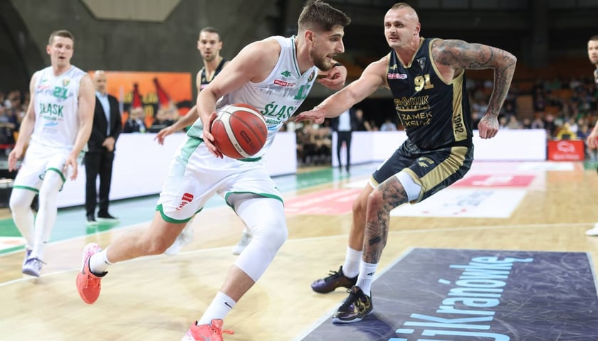 Ajdin Penava z piłką podczas meczu z Treflem (zdjęcie ilustracyjne)