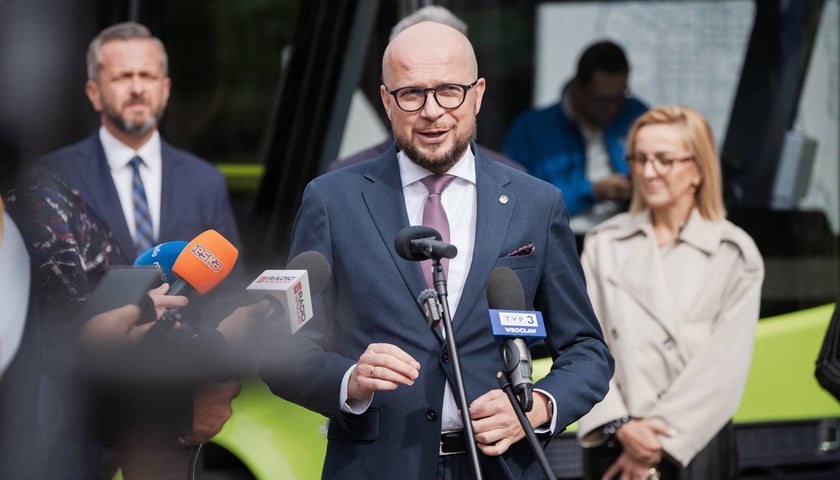 Wiceprezydent Jakub Mazur na konferencji zapowiadającej testy Blees BB-1