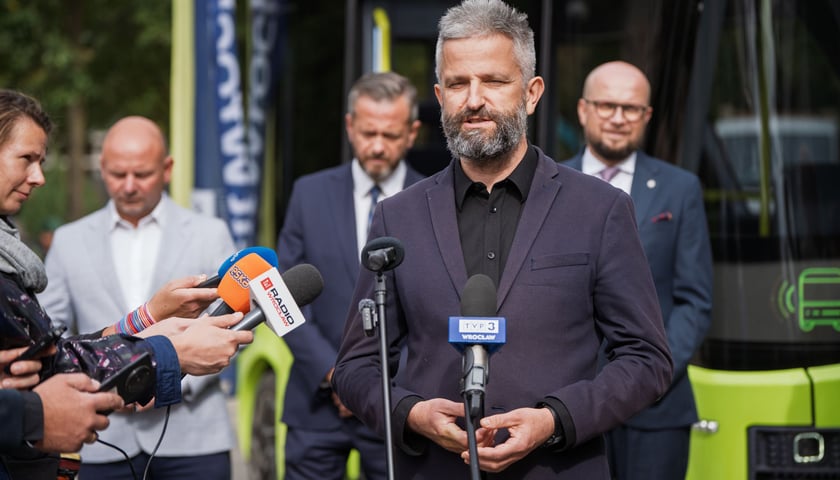 Bartłomiej Świerczewski, zastępca dyrektorki Departamentu Strategii i Zrównoważonego Rozwoju Urzędu Miejskiego Wrocławia zapowiada testy Blees BB-1 na cmentarzu Osobowickim