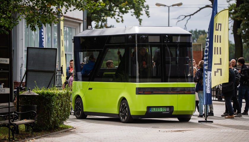 Autonomiczny pojazd Blees BB-1 na cmentarzu Osobowickim