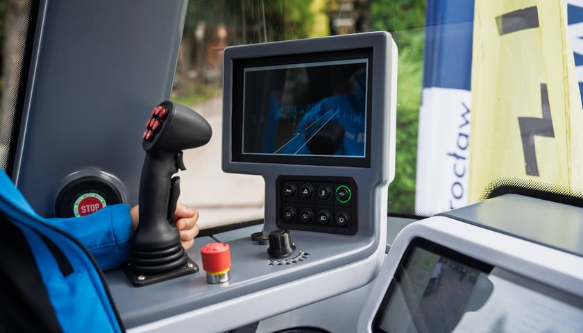 Autonomiczny pojazd Blees BB-1 na cmentarzu Osobowickim