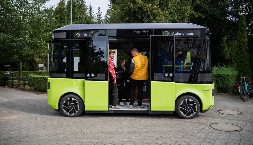 Autonomiczny pojazd Blees BB-1 na cmentarzu Osobowickim