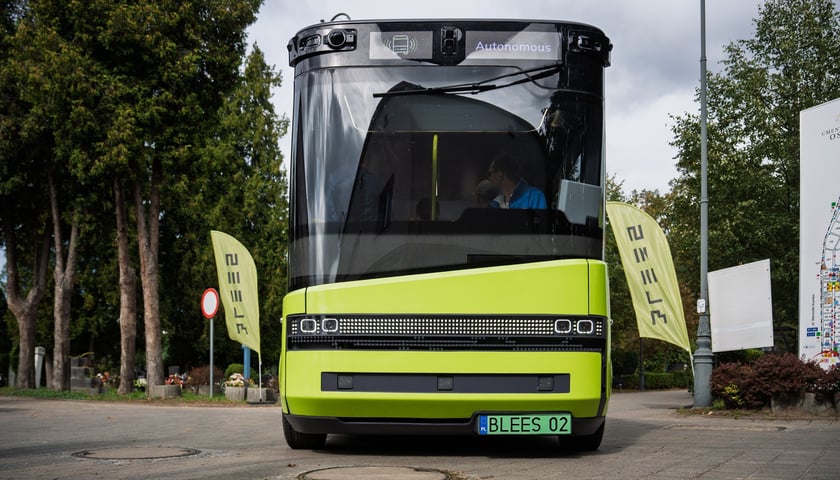 Autonomiczny pojazd Blees BB-1 na cmentarzu Osobowickim