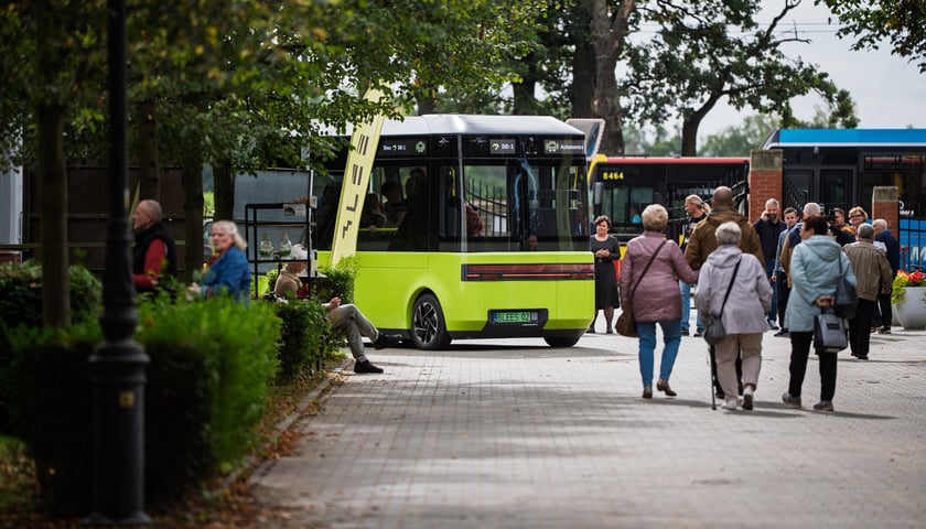 Autonomiczny pojazd Blees BB-1 na cmentarzu Osobowickim