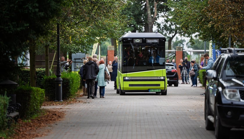 Autonomiczny pojazd Blees BB-1 na cmentarzu Osobowickim