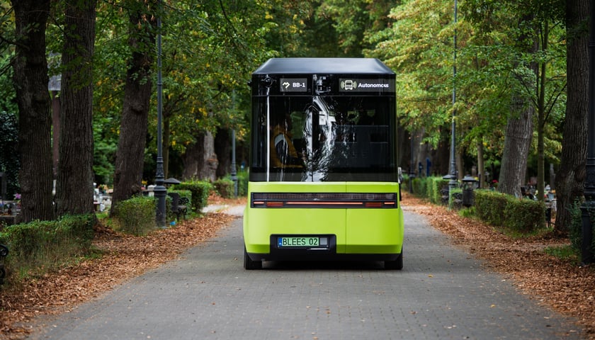 Autonomiczny pojazd Blees BB-1 na cmentarzu Osobowickim
