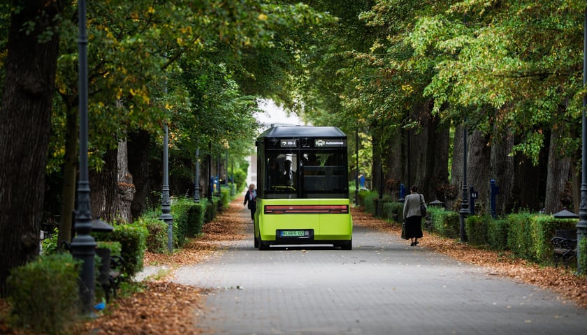 Autonomiczny pojazd Blees BB-1 na cmentarzu Osobowickim