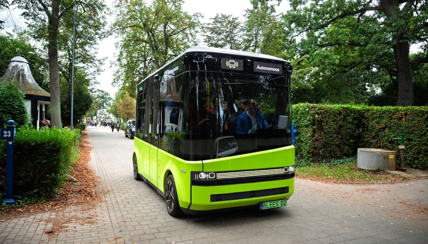 Autonomiczny pojazd Blees BB-1 na cmentarzu Osobowickim