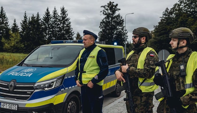 Kolumny pojazdów wojskowych. Patrol policyjno-wojskowy