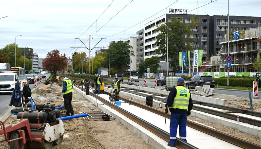 Prace na torowisku na ulicy Tarnogajskiej i alei Armii Krajowej 