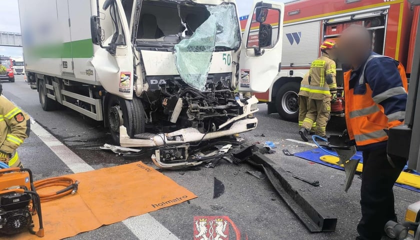 Dwie ciężarówki na autostradzie. Zderzenie na AOW 