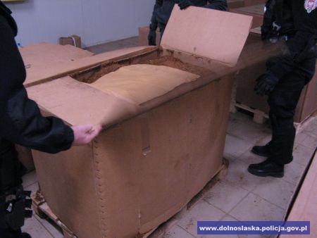 Policja zlikwidowała nielegalną fabrykę papierosów