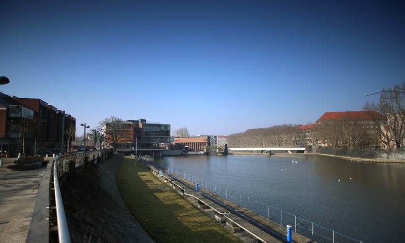 Wrocławianie ciągną nad Odrę