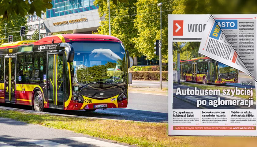 Autobus miejski z logo "Łączymy Aglomerację Wrocławską" na ulicy, w tle drzewa i Uniwersytet Przyrodniczy. Na pierwszym planie napis: Autobusem szybciej po aglomeracji
