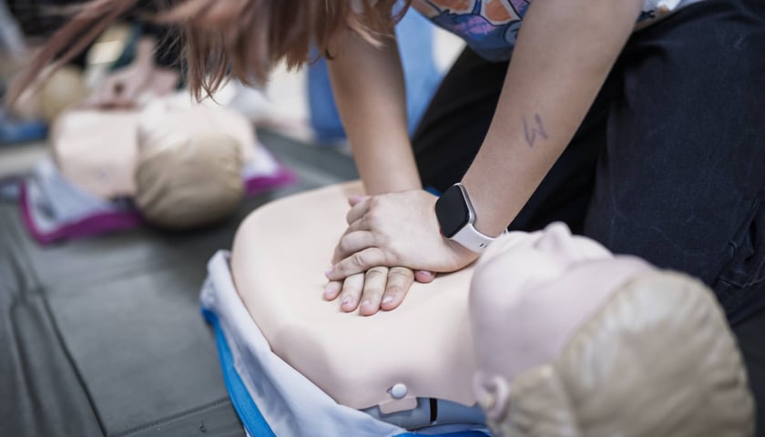 Fantom do ćwiczeń z udzielania pierwszej pomocy. Zdjęcie ilustracyjne