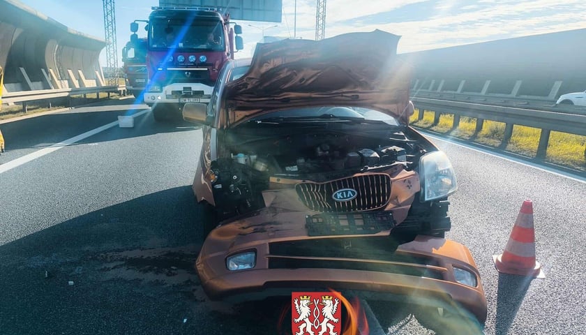 Wypadek na AOW, uszkodzony samochód