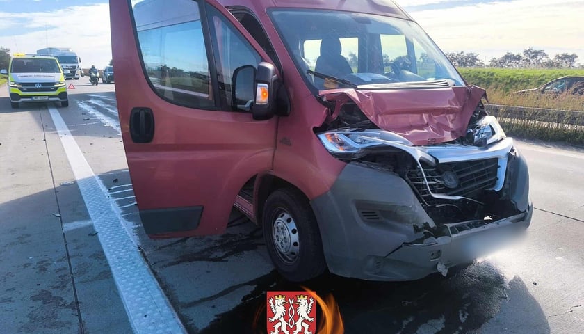 Kolizja na A4, uszkodzony samochód 